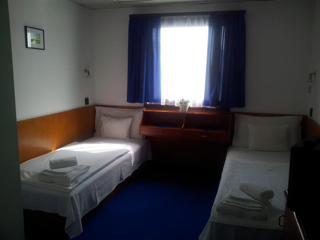 בודפשט Botel Hotel Lisa מראה חיצוני תמונה