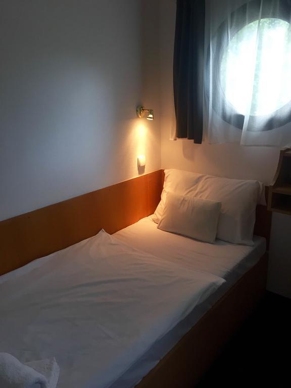 בודפשט Botel Hotel Lisa מראה חיצוני תמונה