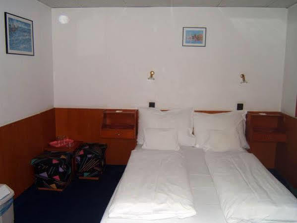 בודפשט Botel Hotel Lisa מראה חיצוני תמונה